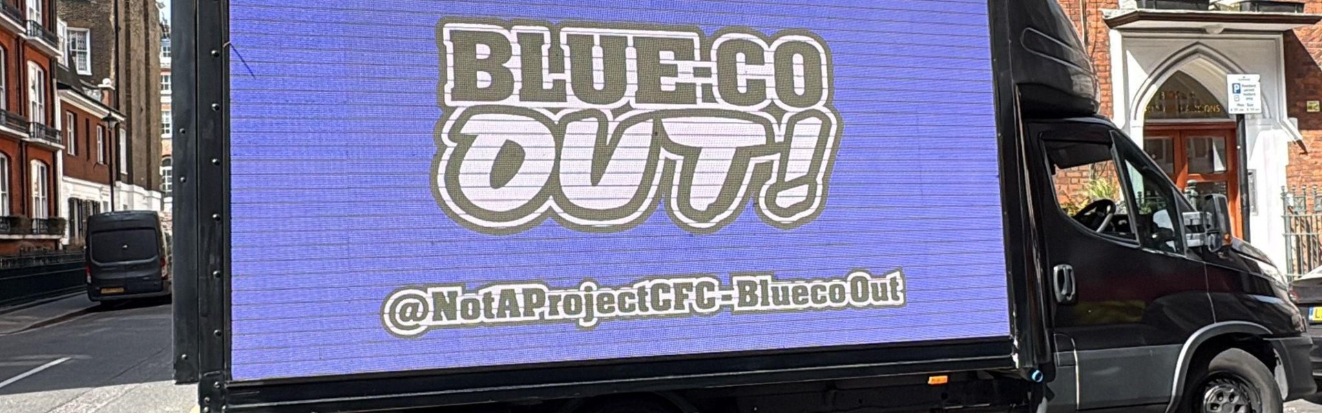 开云-这回真卡车安排上了，切尔西球迷用卡车打出标语抗议BlueCo