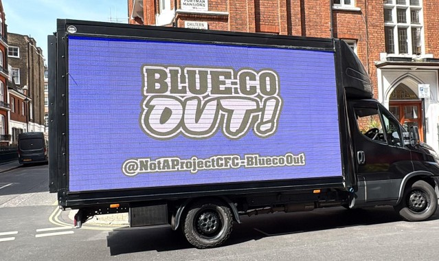 开云-这回真卡车安排上了，切尔西球迷用卡车打出标语抗议BlueCo